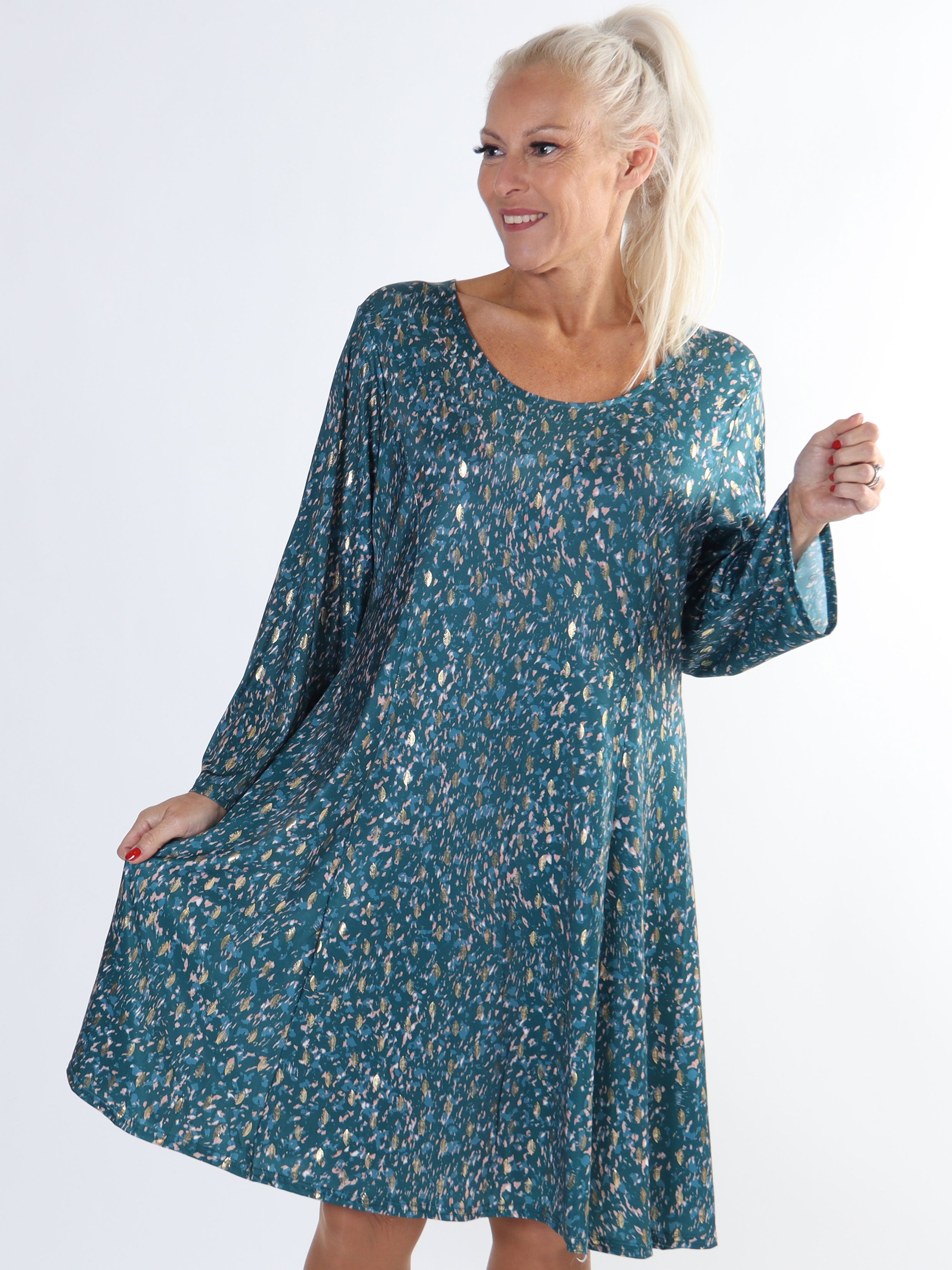 Maj Pattern L/S - Klänning med resår i print med gulddetaljer